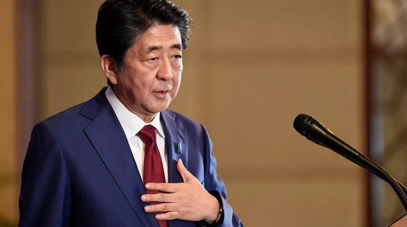 “صفعة لرئيس الوزراء الياباني”.. اضطر لإقالة ابنه بعد “تصرف غير مناسب” صدر منه
